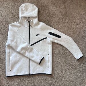 White Nike Tech
Men’s Large